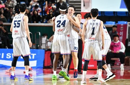 2일 SK전 승리 후 기뻐하는 KCC 선수들