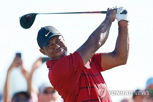 히어로 월드 챌린지 최종 라운드에서 티샷하는 타이거 우즈.