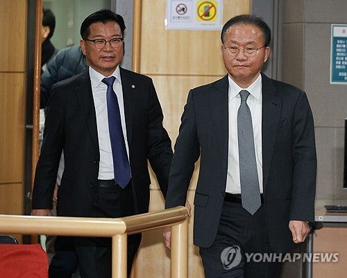 입장하는 윤재옥-이양수