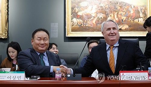 가깝지만 먼 사이