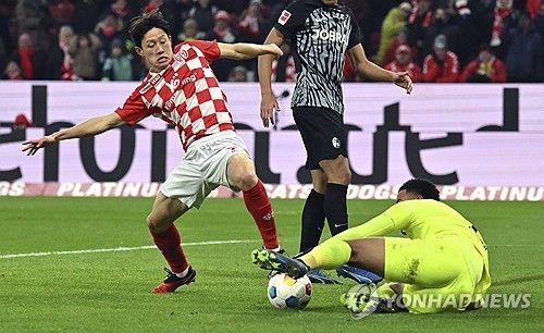 골키퍼와 볼을 다투는 마인츠의 이재성