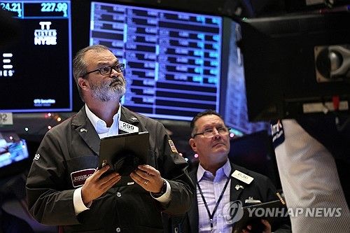 NYSE 입회장에서 일하는 트레이더들의 모습