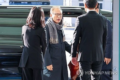 베트남 출국 위해 공항 도착한 이명박 전 대통령