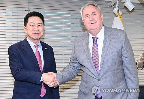 악수하는 국민의힘 김기현 대표와 인요한 혁신위원장