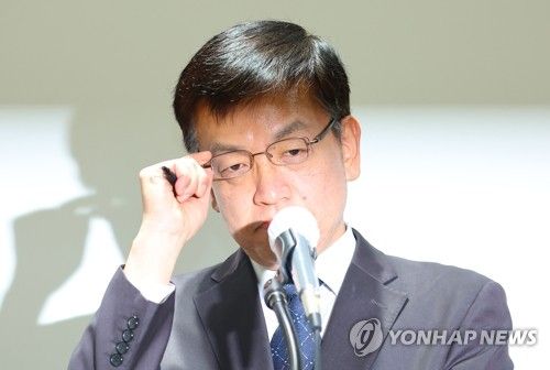 안경 고쳐 쓰는 최상목 경제부총리 후보자