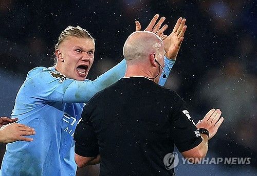 항의하는 엘링 홀란