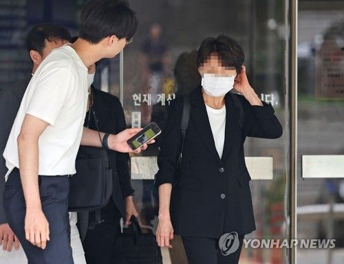 법정 나서는 '수억 뇌물 혐의' 현직 경무관