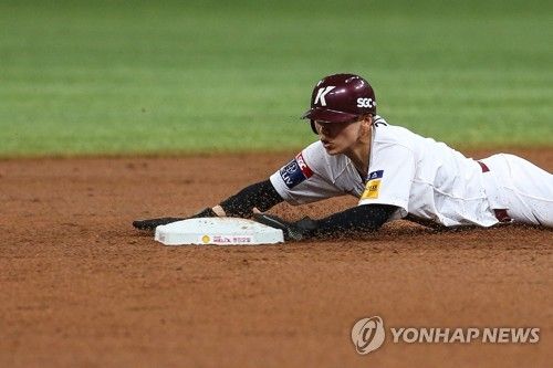 슬라이딩하는 김혜성