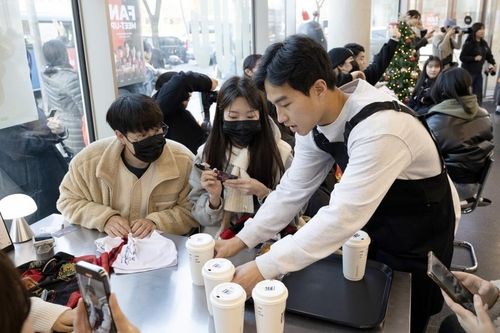 'FC서울 팬밋업'에서 음료 서빙하는 백상훈 선수