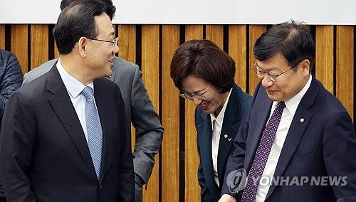 대화하는 주호영 인사청문회 위원장