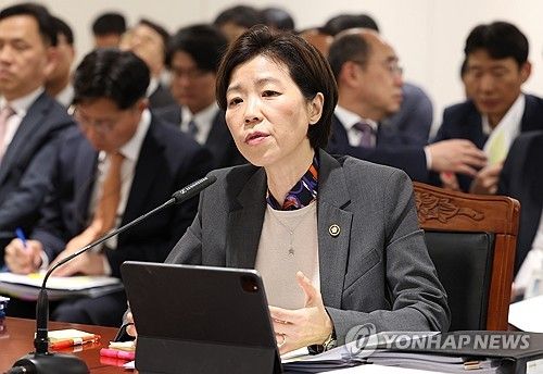 의원 질의에 답변하는 조성경 1차관