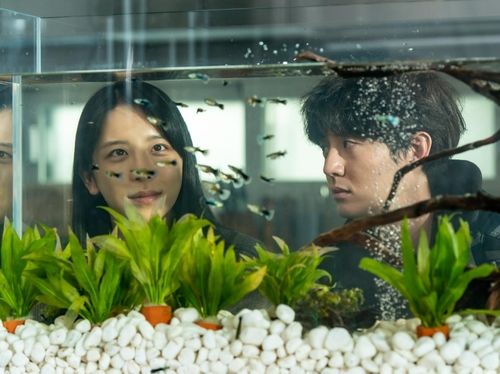 '언더 유어 베드'의 한 장면