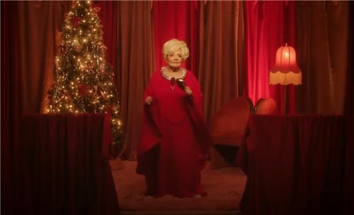 '로킹 어라운드 더 크리스마스 트리' 부르는 브렌다 리 