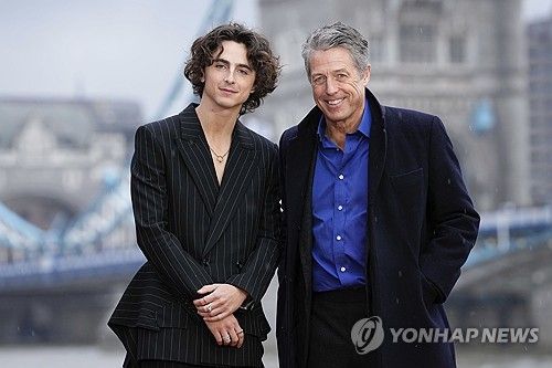 배우 티모테 샬라메와 휴 그랜트