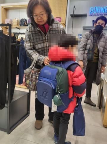 불우 아동에게 책가방 지원