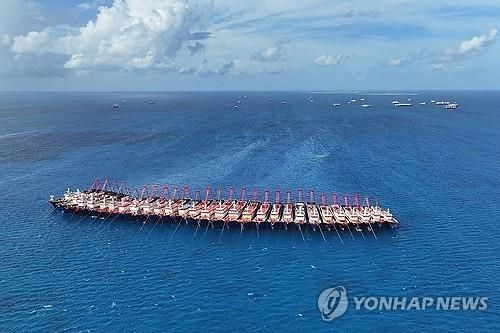 필리핀 해경이 공개한 휫선(Whitsun) 암초 부근의 중국 선박 떼