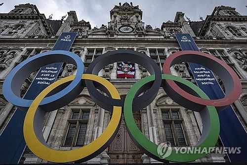 8일(현지시간) 프랑스 파리 시청 앞 올림픽 상징 오륜 조형물