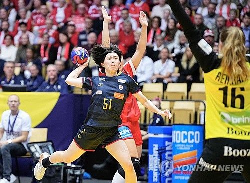 덴마크 전에서 슛을 던지는 일본 요시도메