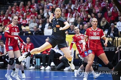 덴마크를 상대로 슛을 던지는 일본 마쓰모로