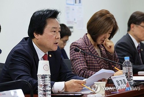 발언하는 강기윤