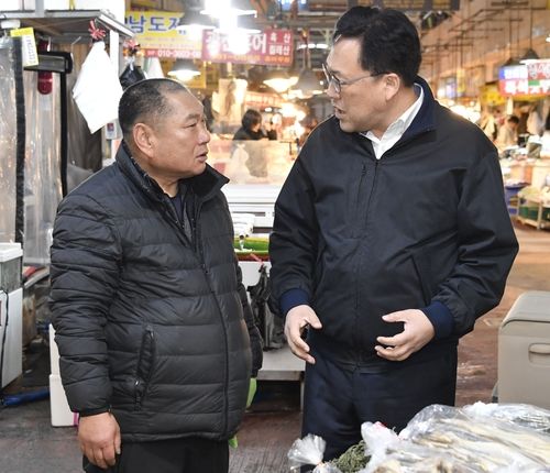 김병환 기획재정부 1차관이 8일 오전 광주광역시 서구 양동시장을 방문해 시장 상인의 애로사항을 청취하고 있다. [기획재정부 제공. 재판매 및 DB금지]