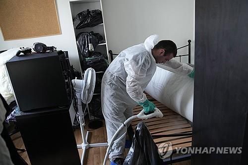 프랑스 파리의 한 아파트에서 방역업자가 침대에 스팀을 분사하는 모습. 