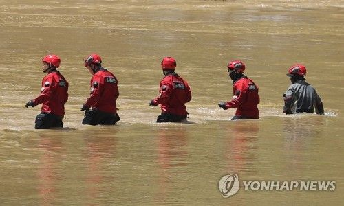 실종 해병장병 찾기위해 물속으로