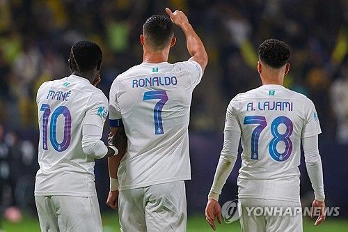 알리야드를 상대로 골을 넣고 세리머니를 펼치는 호날두