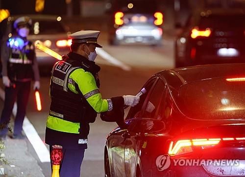 늘어나는 연말 모임, 음주 단속 나선 경찰