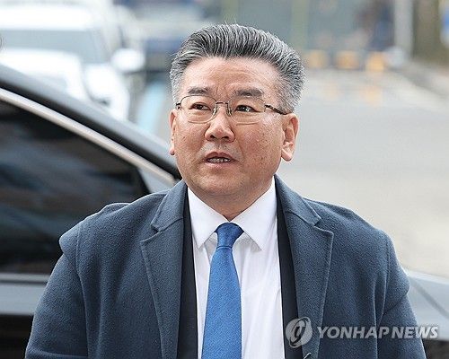 취재진 질문에 답하는 유병호 감사원 사무총장