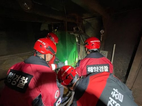 좌초선박 구조 작업하는 해경 대원들