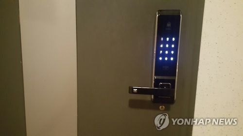 아파트 현관문