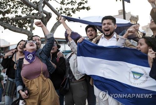 니카라과 정치범 석방에 환호하는 사람들 