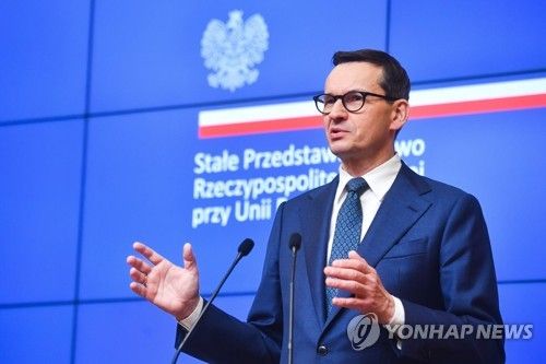 기자회견 중인 마테우슈 모라비에츠키 폴란드 총리