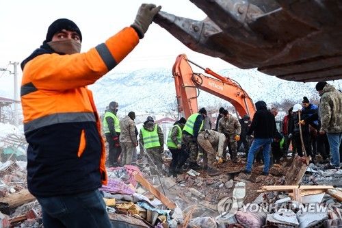 '계속되는 구조작업'…튀르키예·시리아 지진 사망자 2만2천명 이상