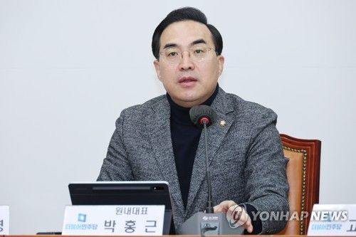 발언하는 박홍근 원내대표