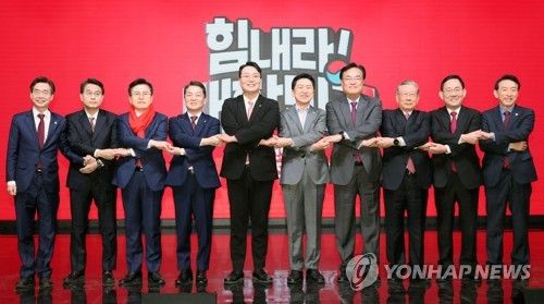 기념촬영하는 국민의힘 당 대표 후보들과 당 지도부