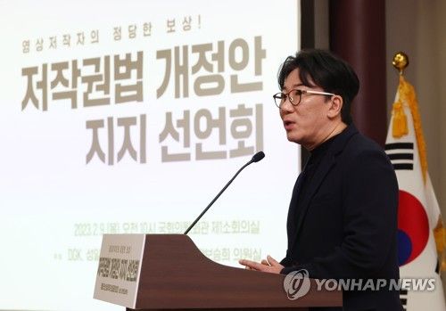 저작권법 개정안 지지 선언회 찾아 축사하는 윤제균 감독