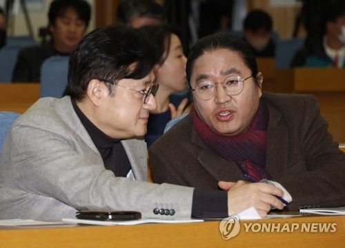 대화하는 홍익표 위원장과 김한민 감독