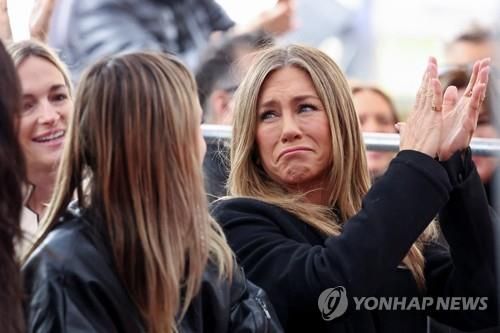 콕스의 '명예의 거리' 입성 행사에서 눈시울을 붉힌 애니스턴