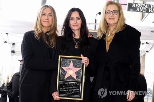 제니퍼 애니스턴(왼쪽), 커트니 콕스(가운데). 리사 쿠드로(오른쪽)