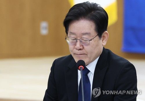 굳은 표정의 이재명 대표