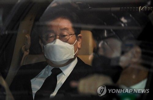 조문 마치고 차량 탑승한 이재명 대표