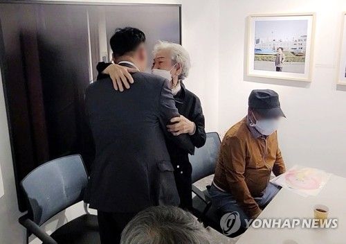 계엄군 끌어안는 5·18 유족