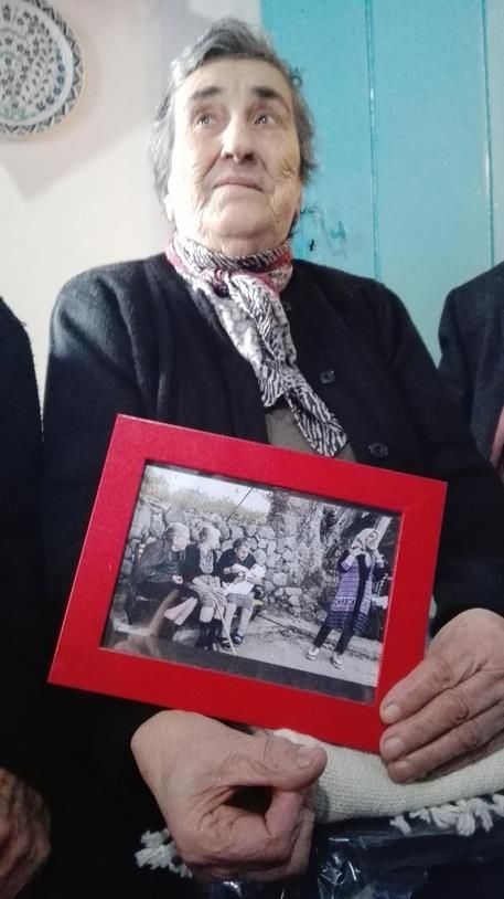 세계적인 화제를 모은 난민 아기 수유 사진 들고 있는 에밀리아 캄비시 할머니 