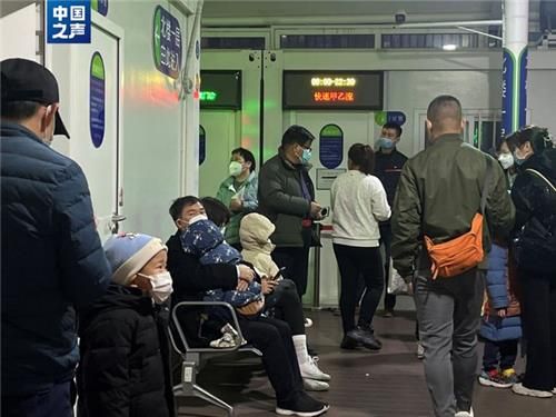 베이징 아동병원에서 진료 대기 중인 독감 환자들 