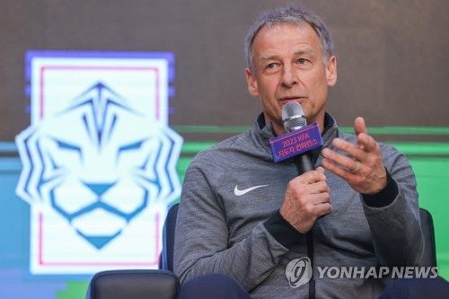 지도자 콘퍼런스에서 발언하는 클린스만 감독