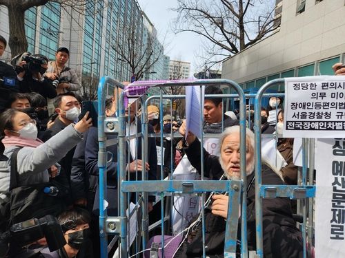 체포영장 든 박경석 전국장애인차별철폐연대 상임공동대표