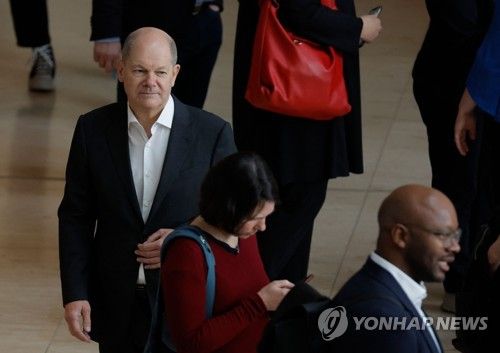 연방하원서 표결 마치고 떠나는 올라프 숄츠 독일 총리