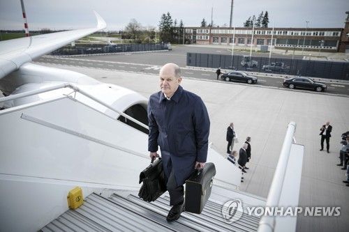 일본행 비행기에 오르는 올라프 숄츠 독일 총리